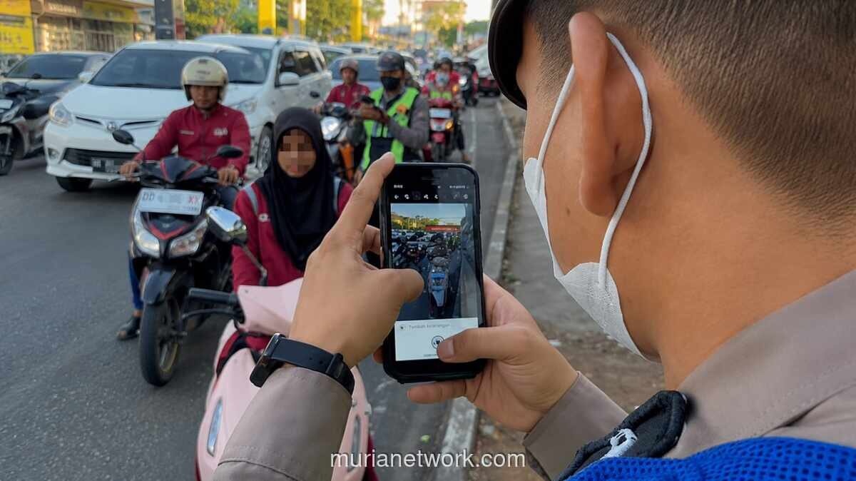 Imbauan Pakai Helm Saat Antar Anak Sekolah Viral di Makassar