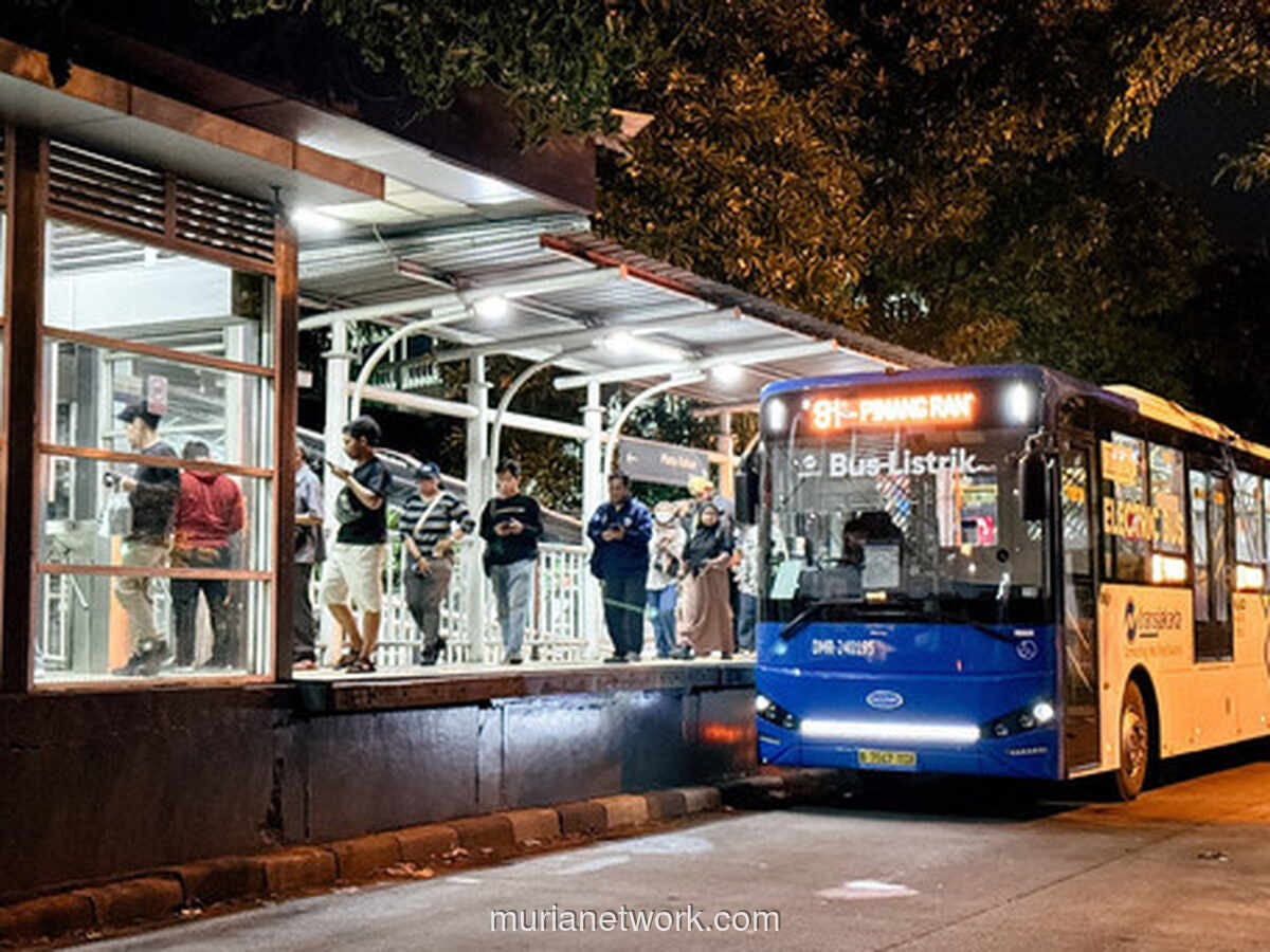Bus Mogok di Koridor 13, Penumpang Transjakarta Terpaksa Jalan Kaki di Jalan Layang