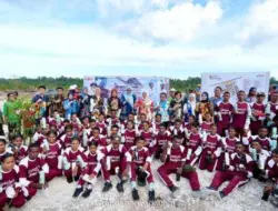 Ketua TP PKK Salurkan Bantuan untuk Guru dan Siswa Sekolah Rakyat di Biak Numfor