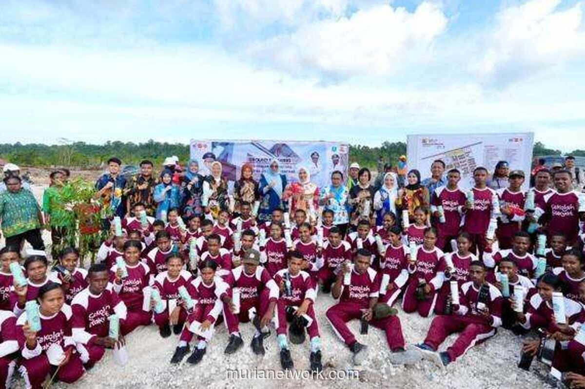 Ketua TP PKK Salurkan Bantuan untuk Guru dan Siswa Sekolah Rakyat di Biak Numfor