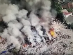 Petugas Damkar Gugur Saat Padamkan Kebakaran TPS Liar di Kramat Jati