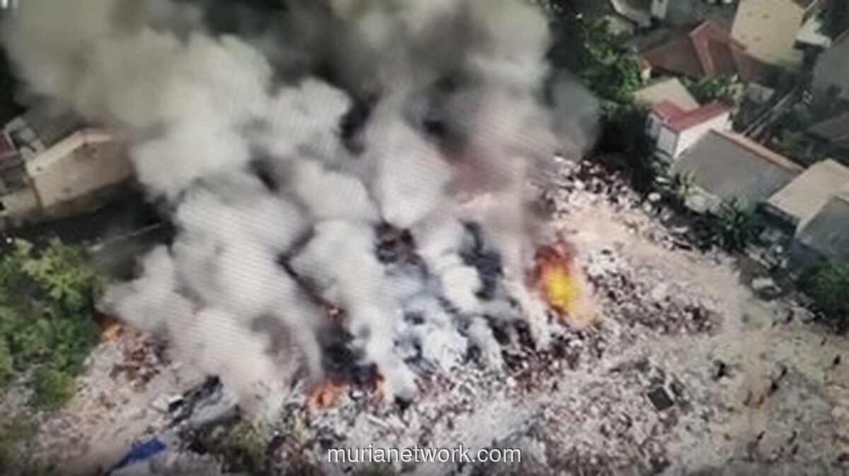 Petugas Damkar Gugur Saat Padamkan Kebakaran TPS Liar di Kramat Jati
