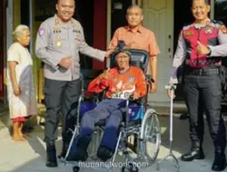 Polres OKI Salurkan Kursi Roda untuk Tokoh Masyarakat Kayuagung