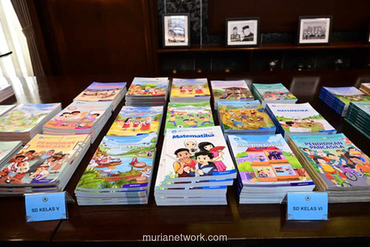 Prabowo Instruksikan Evaluasi dan Pembaruan Buku Pelajaran hingga Perbandingan dengan Negara Tetangga