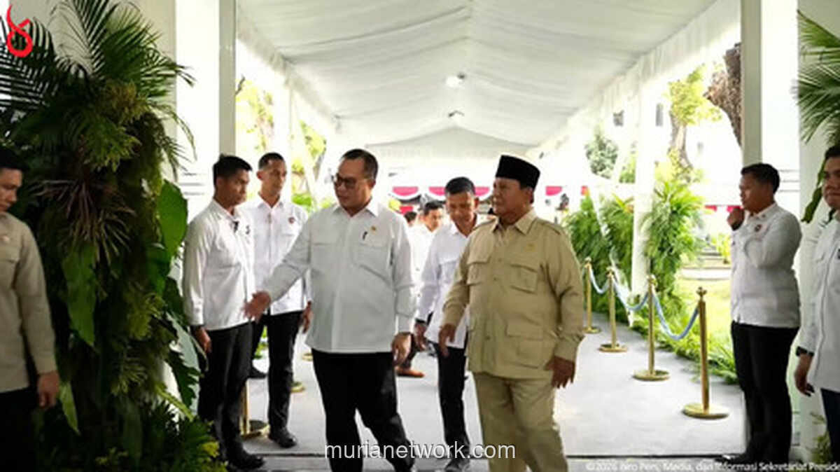Prabowo Uji Ketahanan Genteng Sabut Kelapa Karya BRIN