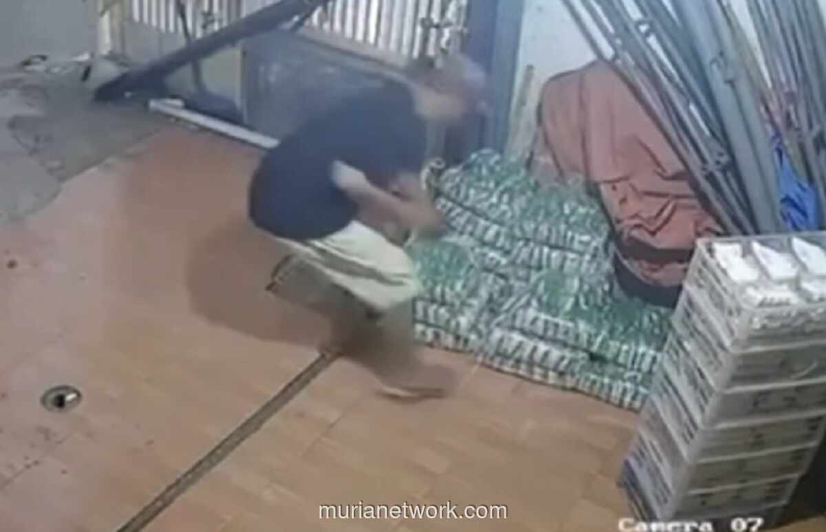 Pria Bertopi Gasak Belasan Bal Otak-Otak dan Tahu Bulat di Pasar Kalitanjung, Pedagang Rugi Jutaan Rupiah
