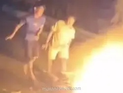 Kepergok Curi Rp380 Ribu, Pria di Gresik Babak Belur Dihajar Massa, Motor Dibakar