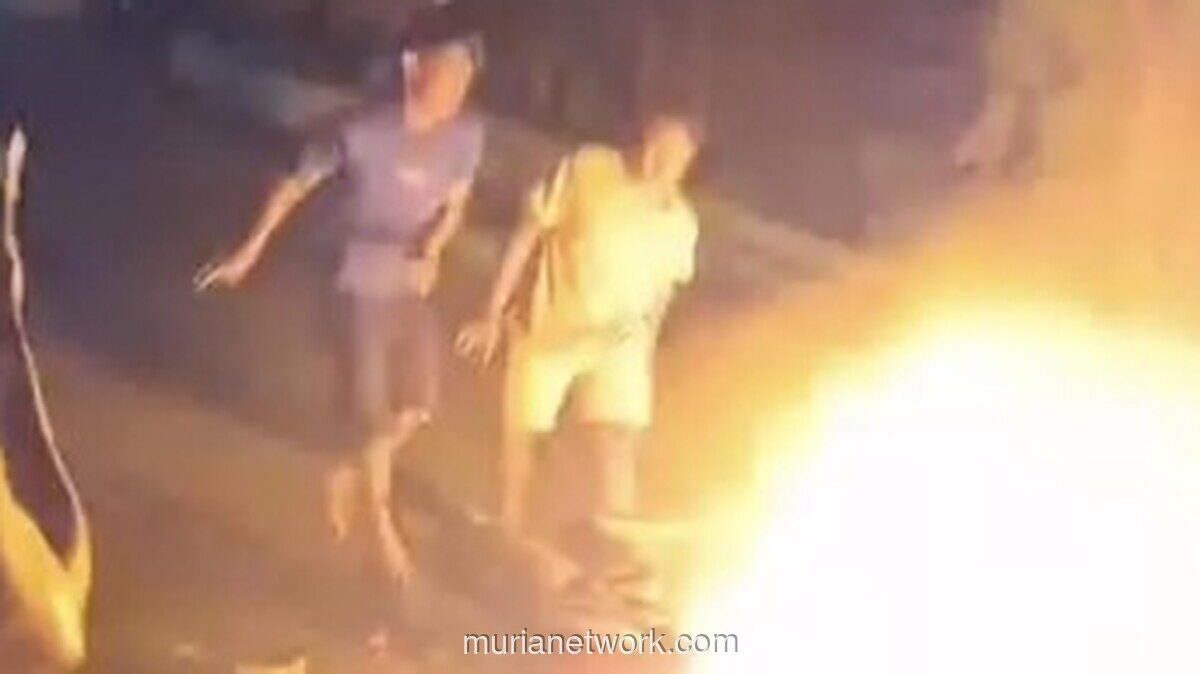 Kepergok Curi Rp380 Ribu, Pria di Gresik Babak Belur Dihajar Massa, Motor Dibakar