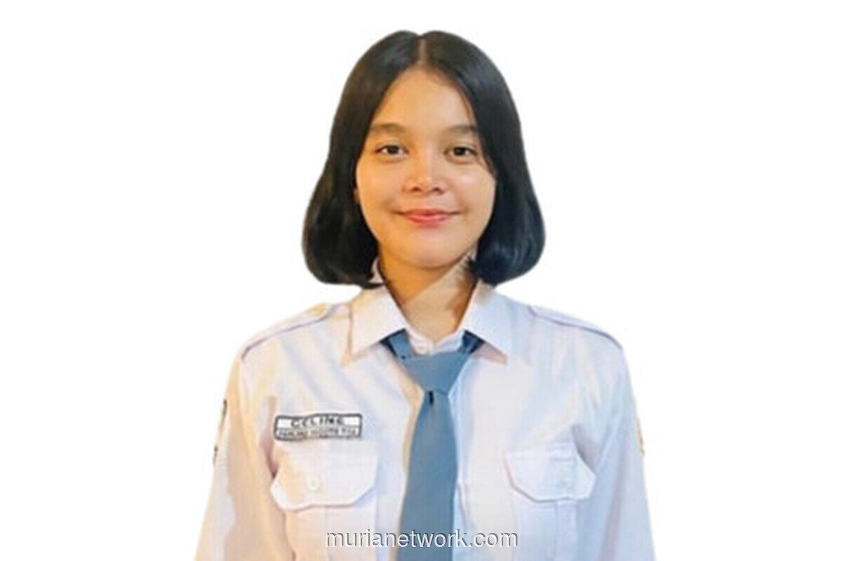 Siswi SMKN 5 Pontianak Dipercaya Bawa Baki Bendera di Upacara HUT ke-81 RI