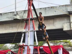 Lomba Tarik Bus hingga Titian Pinang, Warga Rayakan HUT RI dengan Kreativitas
