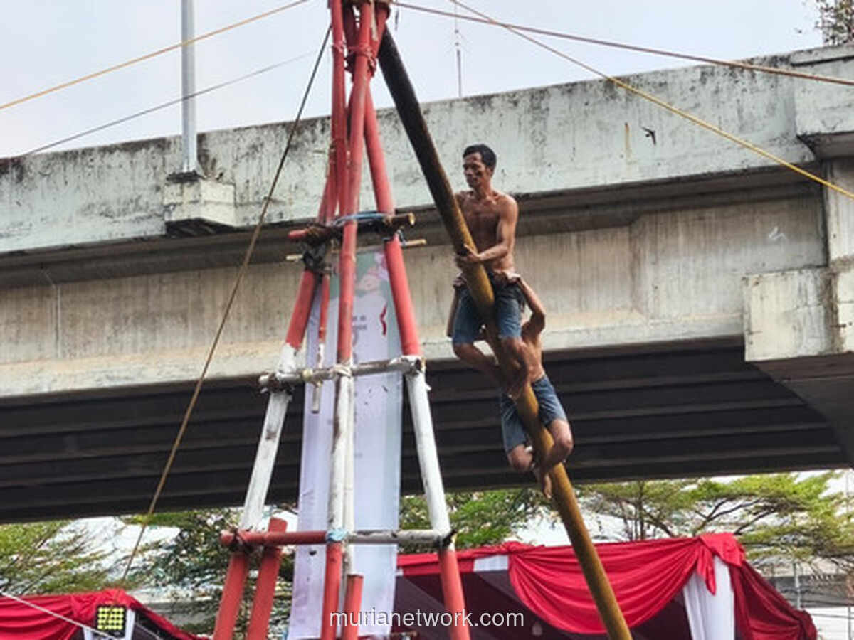 Lomba Tarik Bus hingga Titian Pinang, Warga Rayakan HUT RI dengan Kreativitas