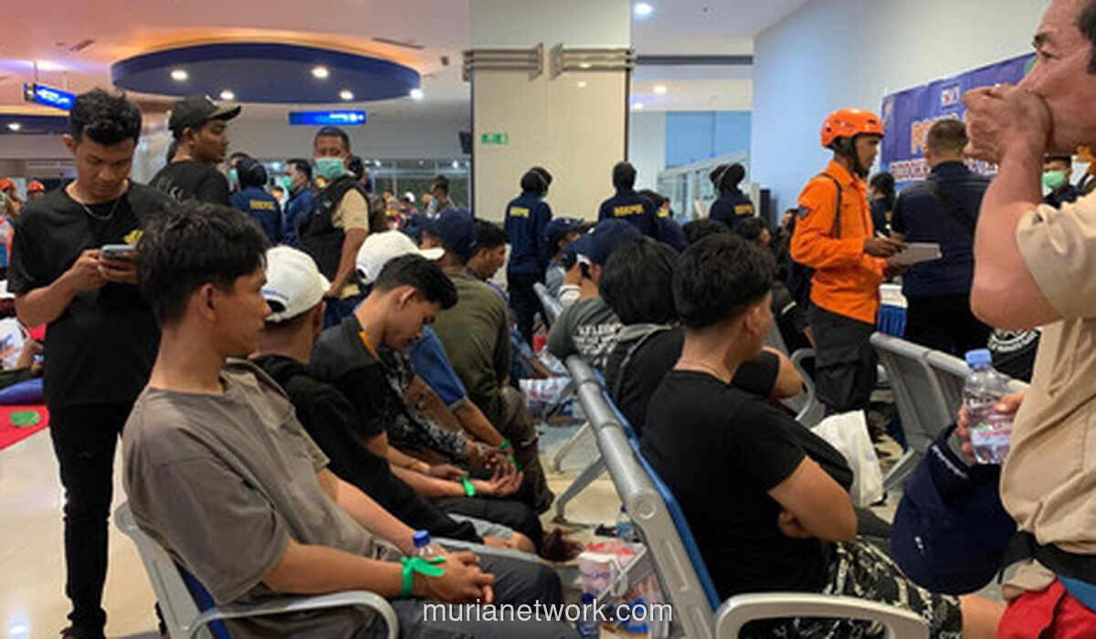 Ratusan Penumpang KM Mutiara Sentosa 2 Tiba di Surabaya Usai Dievakuasi