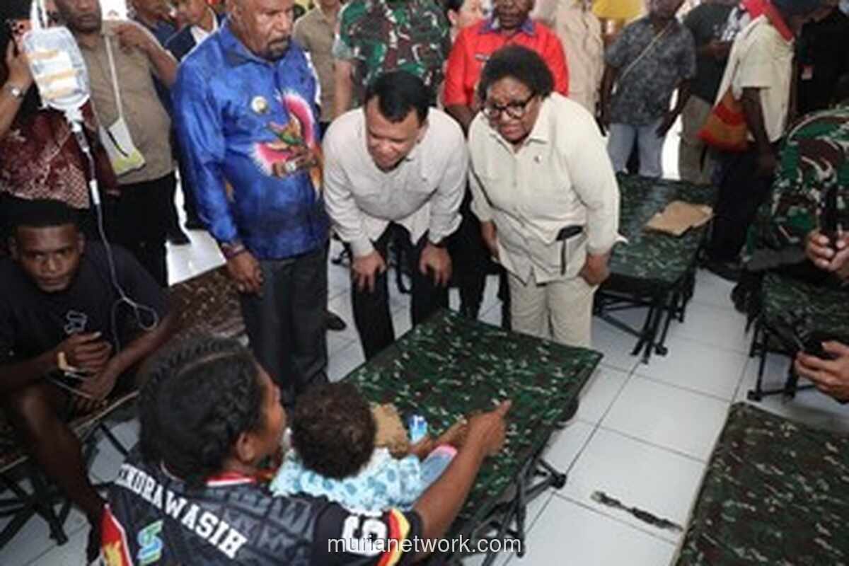 Wamendagri Tinjau Penanganan Keracunan MBG di Jayapura