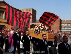 Ribuan Pelayat Beri Penghormatan Terakhir untuk Franco Baresi di Milan
