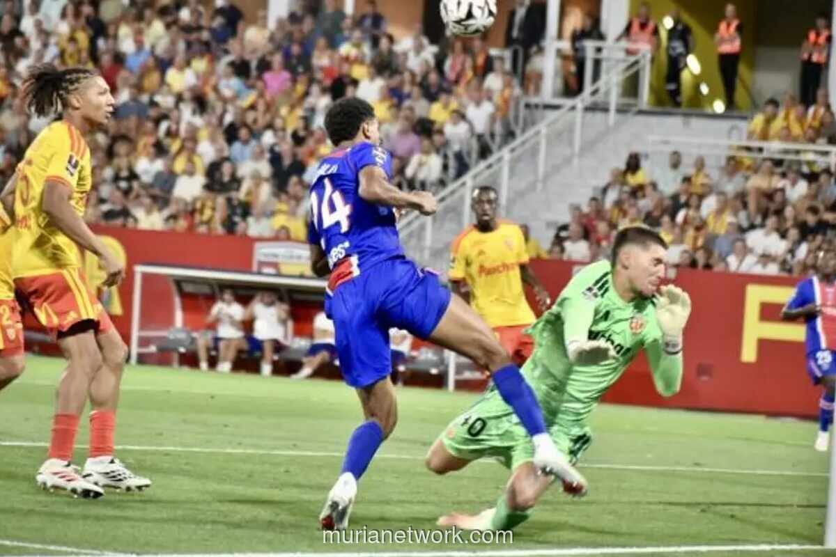 Kiper Lens Sebut Keberanian dan Kekompakan Kunci Kalahkan PSG di Trophée des Champions