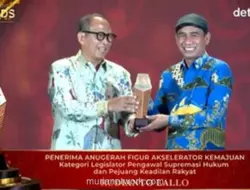 Rudianto Lallo Raih Penghargaan Legislator Pengawal Supremasi Hukum di detiktimur Awards 2026