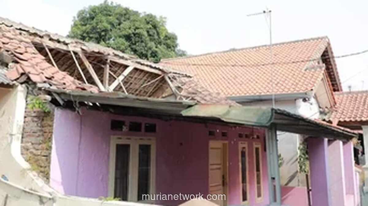 Rumah Warga di Serang Ambruk Diterjang Angin, Wali Kota Salurkan Bantuan Rp30 Juta