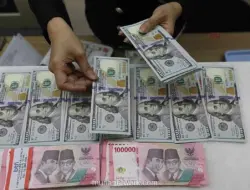 Rupiah Ditutup Melemah ke Rp18.027 Jelang Rilis Data Pertumbuhan Ekonomi