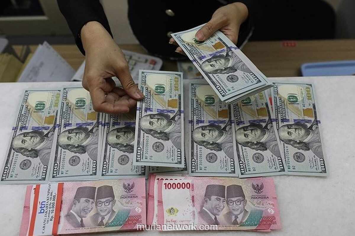 Rupiah Ditutup Melemah ke Rp18.027 Jelang Rilis Data Pertumbuhan Ekonomi