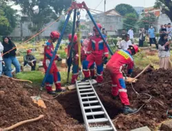 Damkar Jakarta Barat Bantu Turunkan Jenazah Obesitas ke Liang Lahat