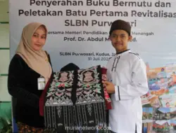Siswa Tunarungu di Kudus Beri Syal Batik Bermotif Menara Kudus untuk Mendikdasmen