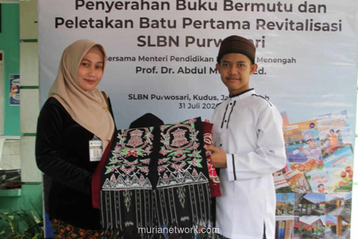 Siswa Tunarungu di Kudus Beri Syal Batik Bermotif Menara Kudus untuk Mendikdasmen
