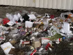 Tumpukan Sampah di Jalan Bandang Warnai Malam Terakhir Sebelum Aturan Pemilahan Limbah Berlaku