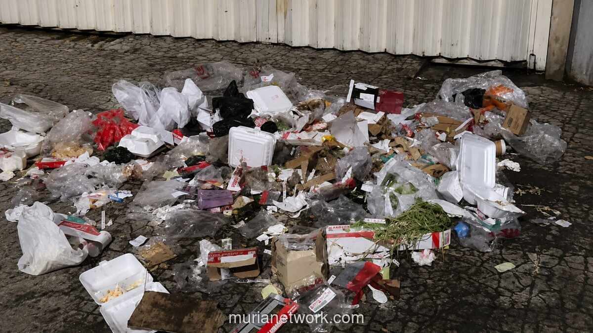 Tumpukan Sampah di Jalan Bandang Warnai Malam Terakhir Sebelum Aturan Pemilahan Limbah Berlaku