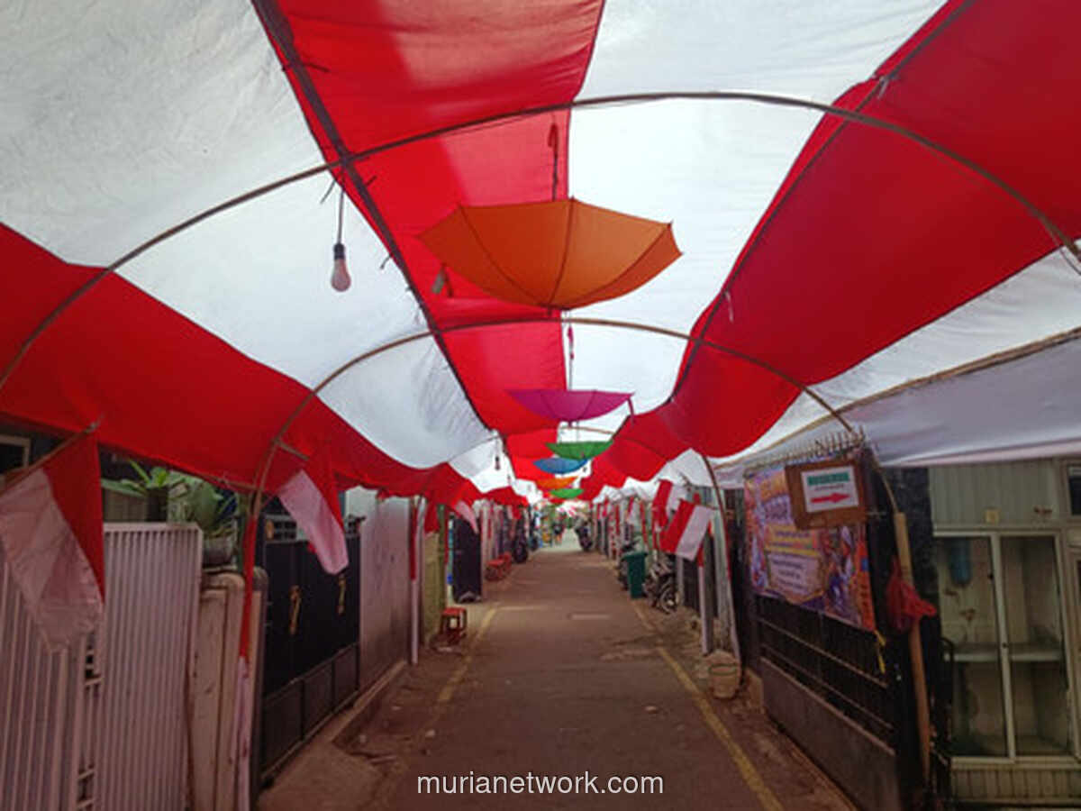 Warga Bandung Bangun Terowongan Bendera 72 Meter Sambut HUT ke-81 RI