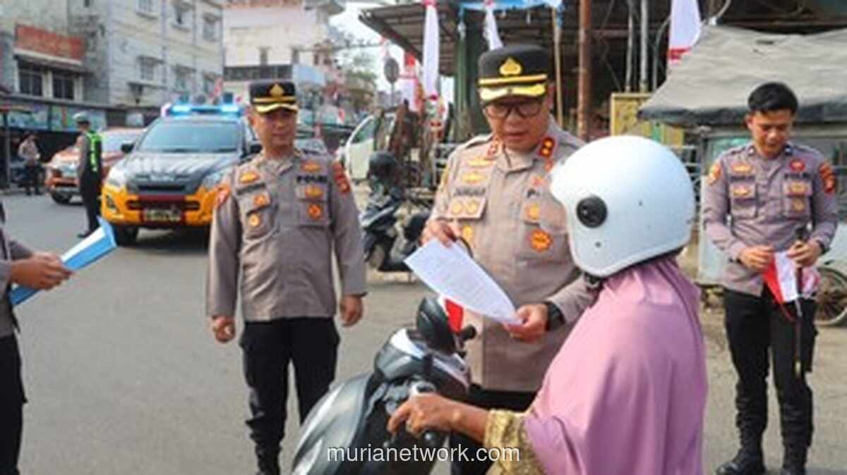 Polres PALI Bagikan Bendera Merah Putih untuk Semarakkan HUT ke-81 RI