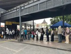 Mikrolet M44 Mogok, Antrean Jaklingko di Stasiun Tebet Membludak