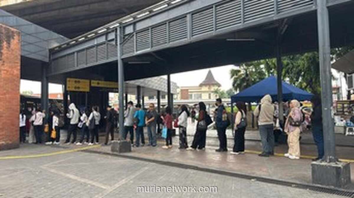 Mikrolet M44 Mogok, Antrean Jaklingko di Stasiun Tebet Membludak