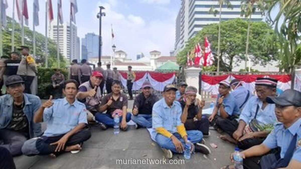 Sopir Mikrolet M44 Demo di Balai Kota, Minta Rute JakLingko 48A Dievaluasi