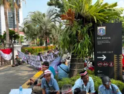 Sopir Mikrolet M44 Demo di Balai Kota, Tuntut JakLingko 48A Dievaluasi