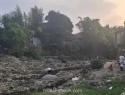 Sungai Ciliwung Surut, Warga Manfaatkan Jadi Tempat Bermain Anak
