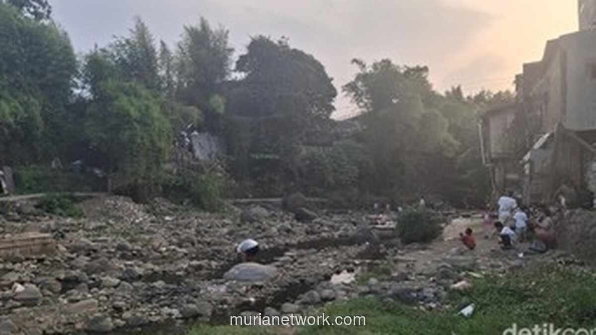 Sungai Ciliwung Surut, Warga Manfaatkan Jadi Tempat Bermain Anak