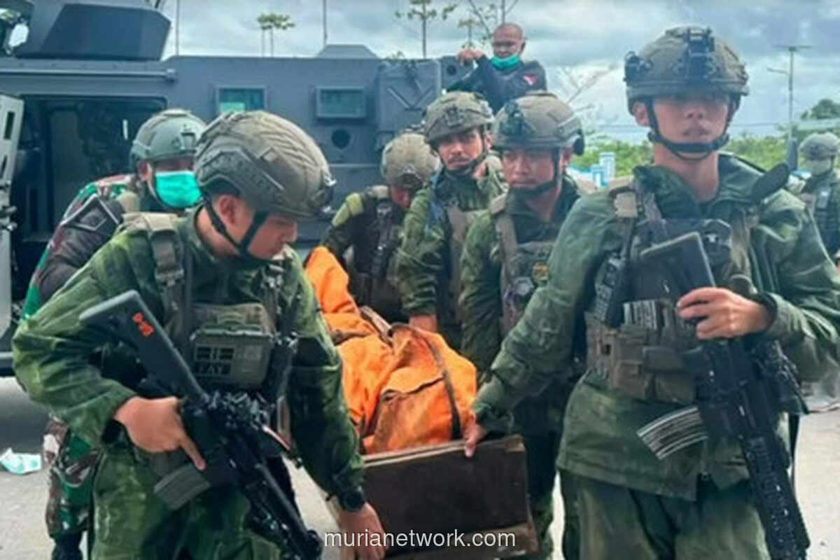 Pasukan TNI Evakuasi Jenazah Warga yang Ditembak OPM di Yahukimo