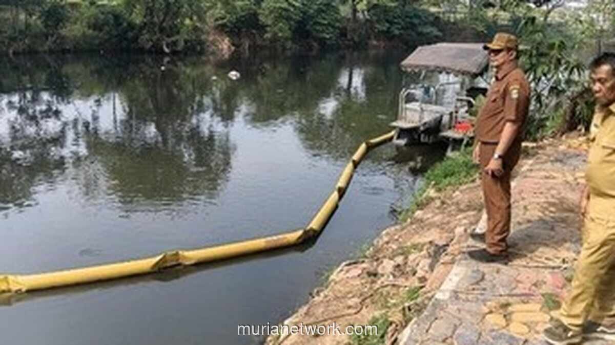 Pemkot Bekasi Uji Sampel Air Kali Cileungsi dan Kali Bekasi Usai Viral Berwarna Hitam