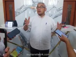 Trotoar Dikuasai PKL, Pejalan Kaki di Bandung Nyaris Tertabrak