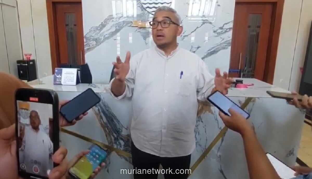 Trotoar Dikuasai PKL, Pejalan Kaki di Bandung Nyaris Tertabrak