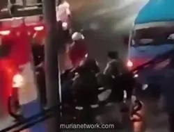 Pemotor Berjatuhan di Jalan Licin Akibat Air Lindi Truk Sampah di Bantargebang