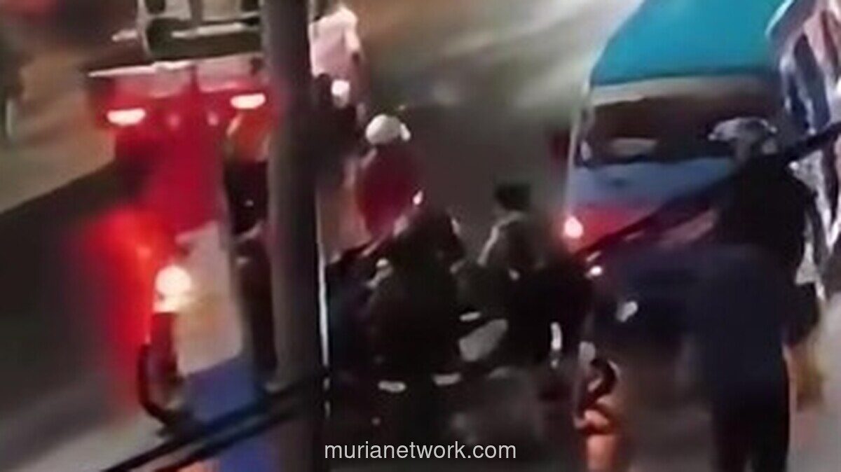 Pemotor Berjatuhan di Jalan Licin Akibat Air Lindi Truk Sampah di Bantargebang