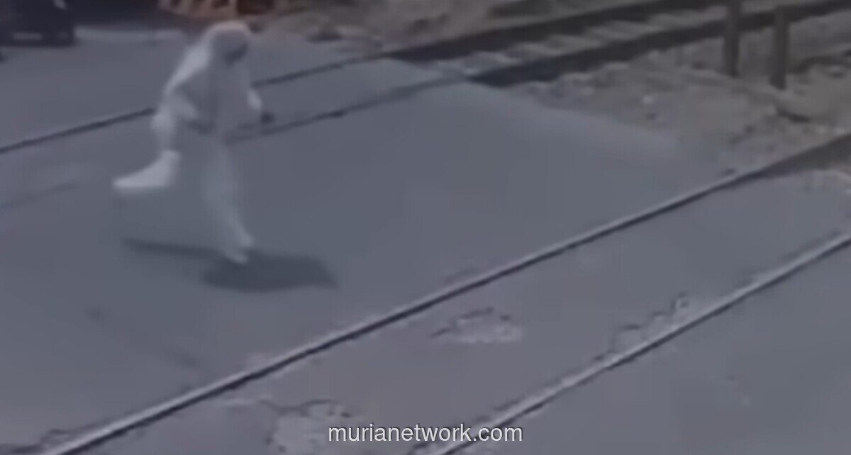Viral, Wanita Tewas Tertabrak KRL di Kembangan Diduga karena Pakai Headset