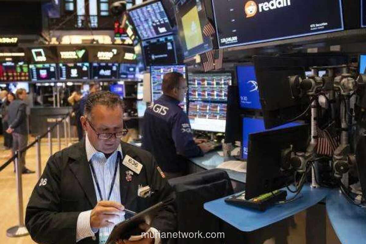 Wall Street Melemah, Investor Menanti Data Inflasi dan Gejolak Timur Tengah