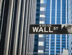 Wall Street Menguat, Saham Amazon Melonjak 15 Persen