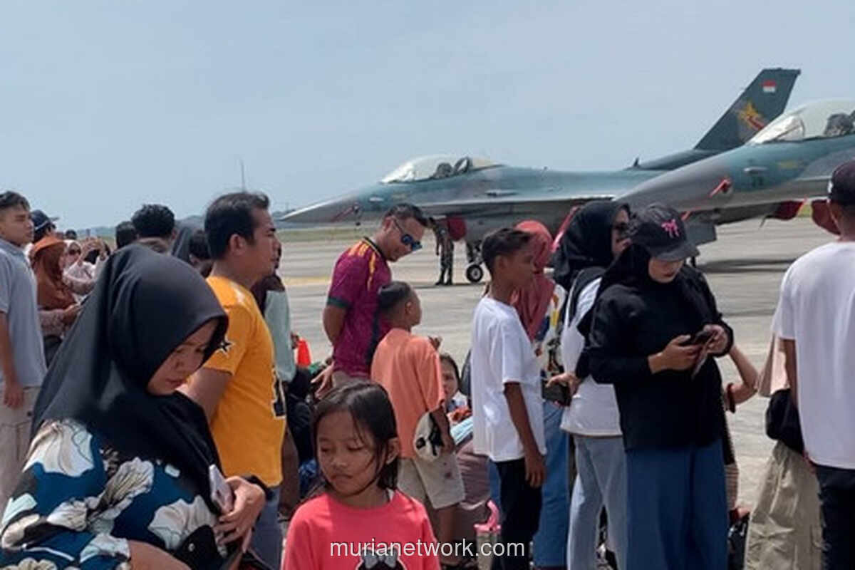 Enam Jet Tempur F-16 TNI AU Dipamerkan di Batam, Warga Antusias Menyaksikan